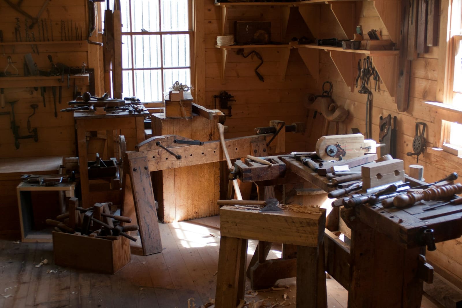 Atelier de menuiserie avec établis et outils