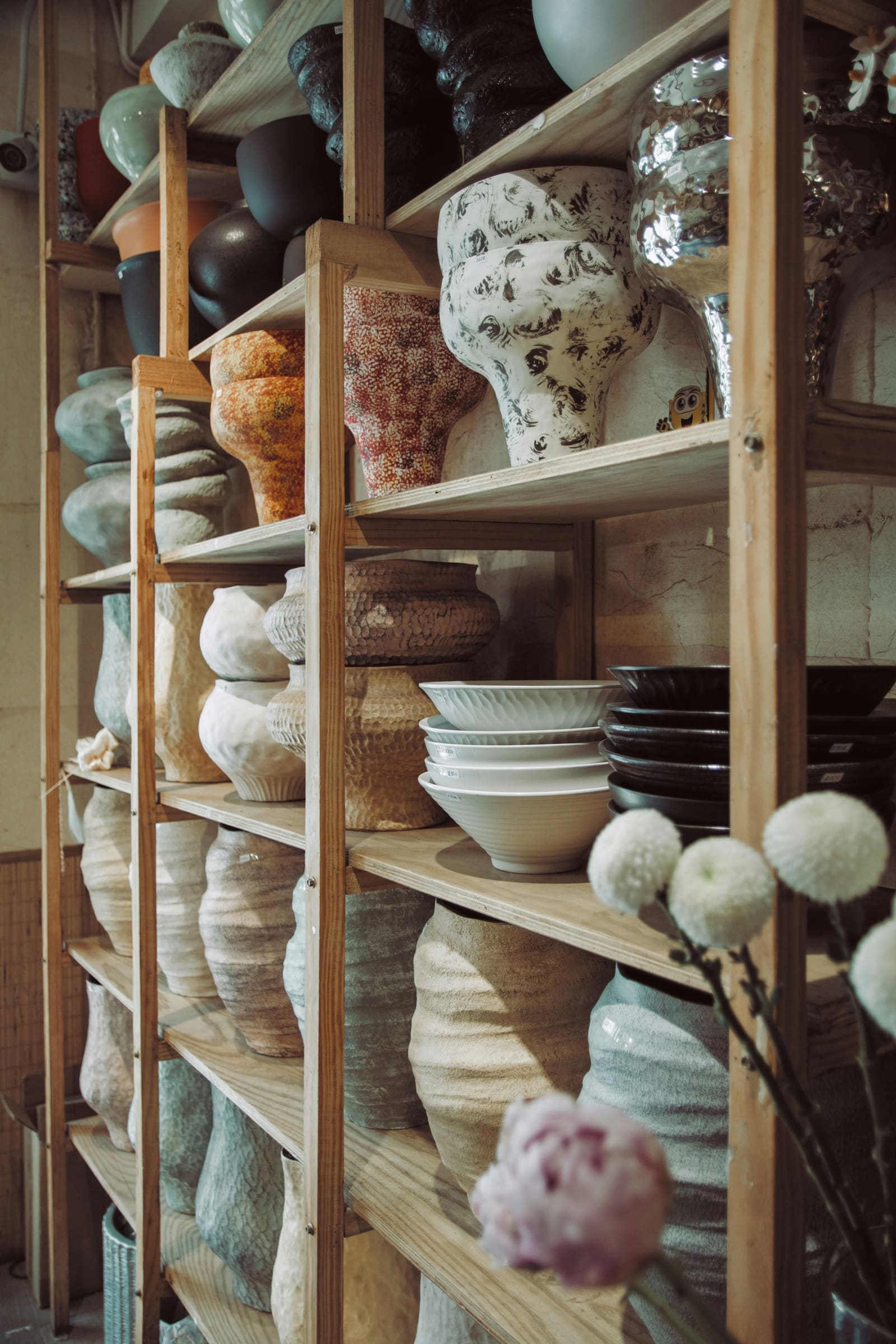 Étagères de vases et bols en céramique