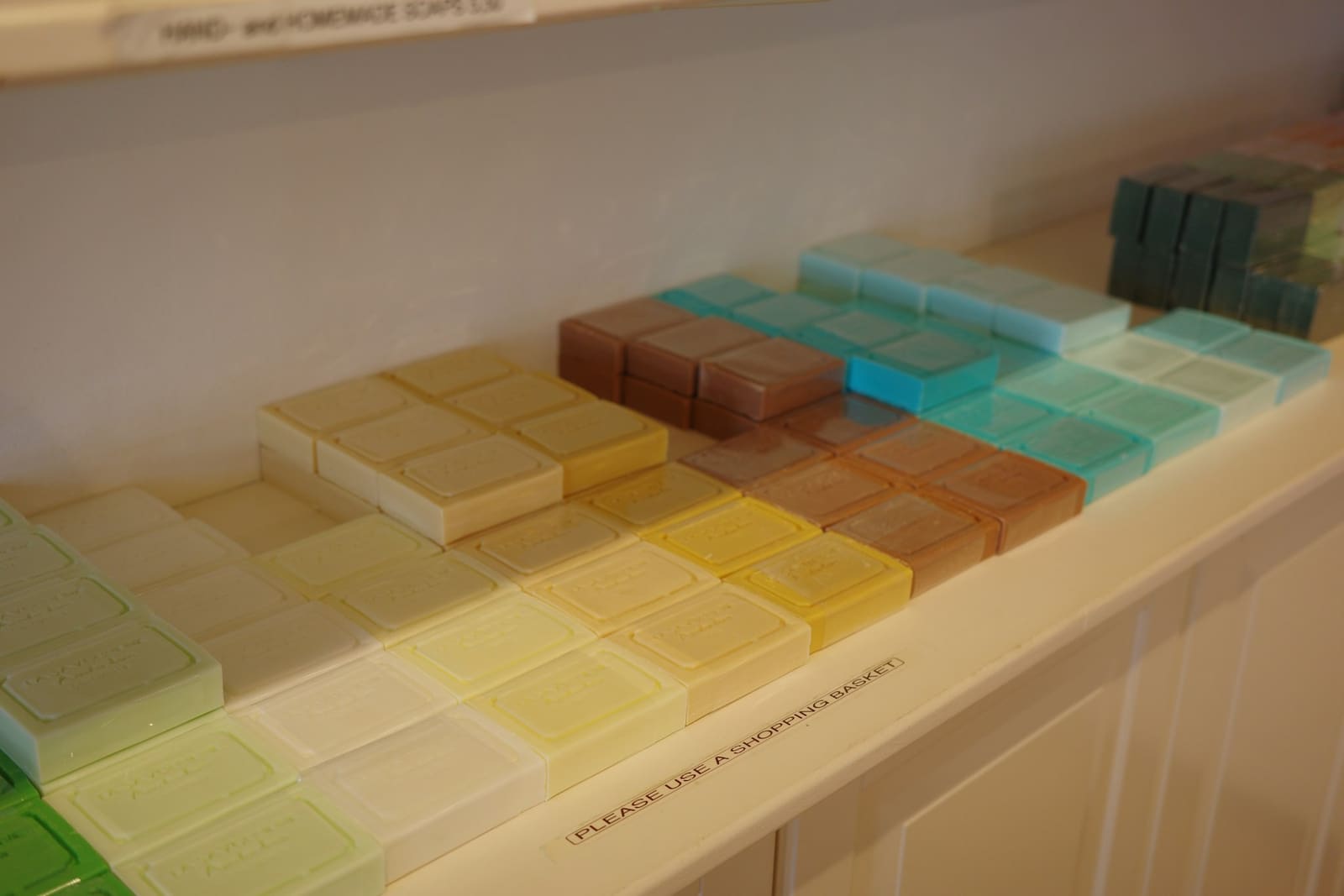Savons et carreaux colorés rangés par nuance