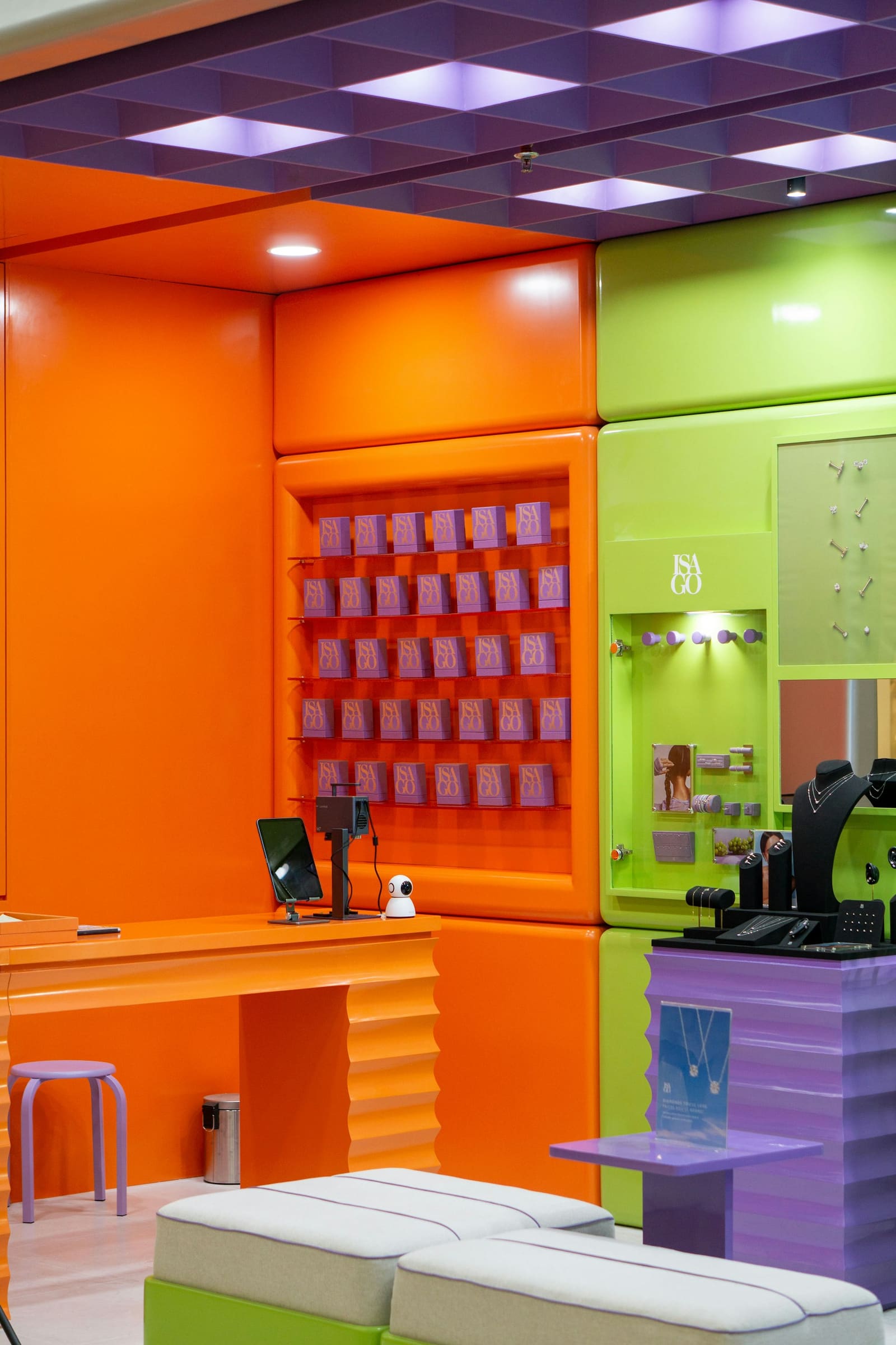 Présentoir coloré orange et vert