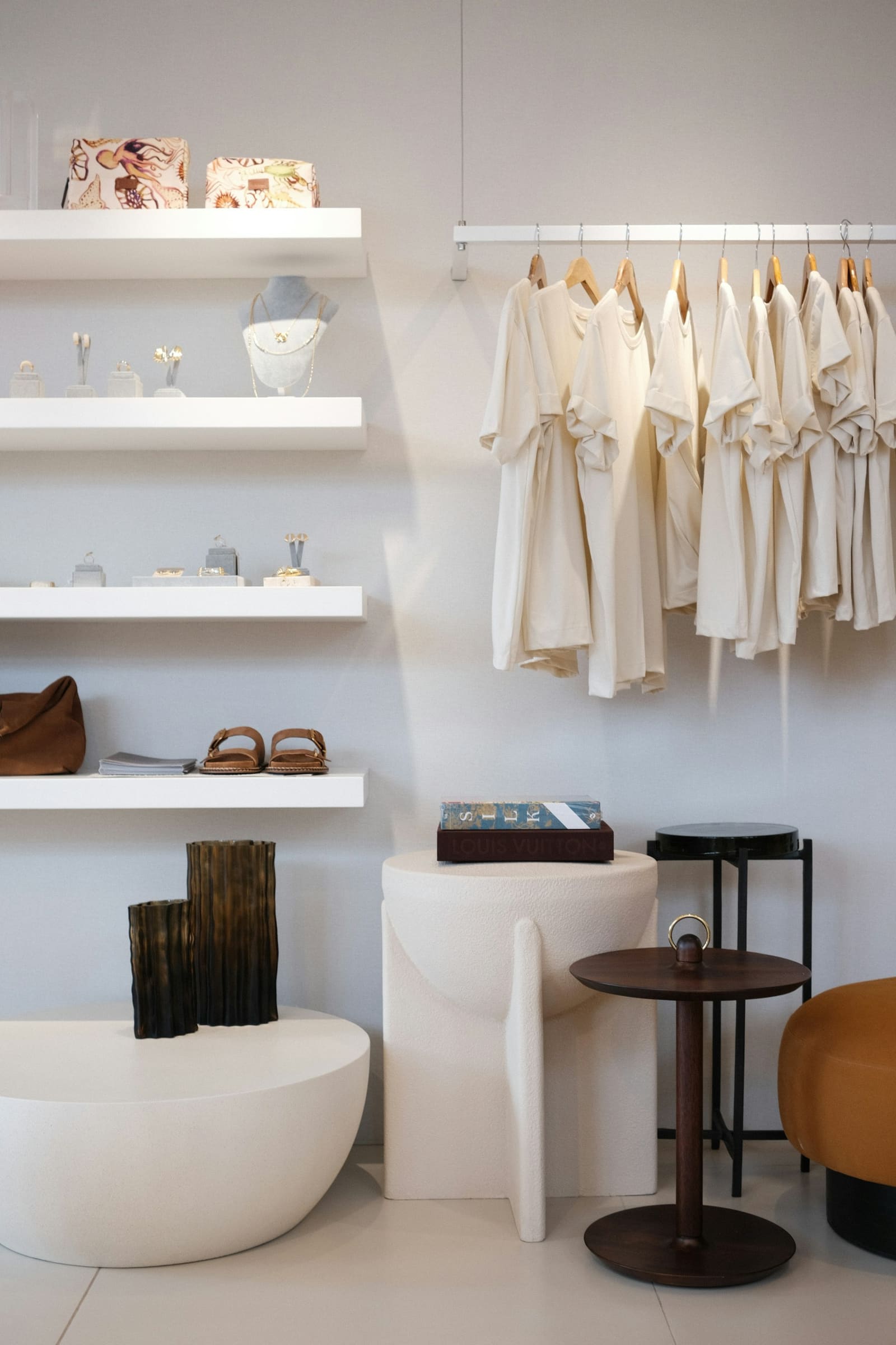 Présentoir de boutique avec accessoires