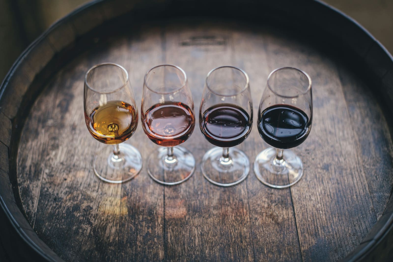 Quatre verres de vin de couleurs différentes