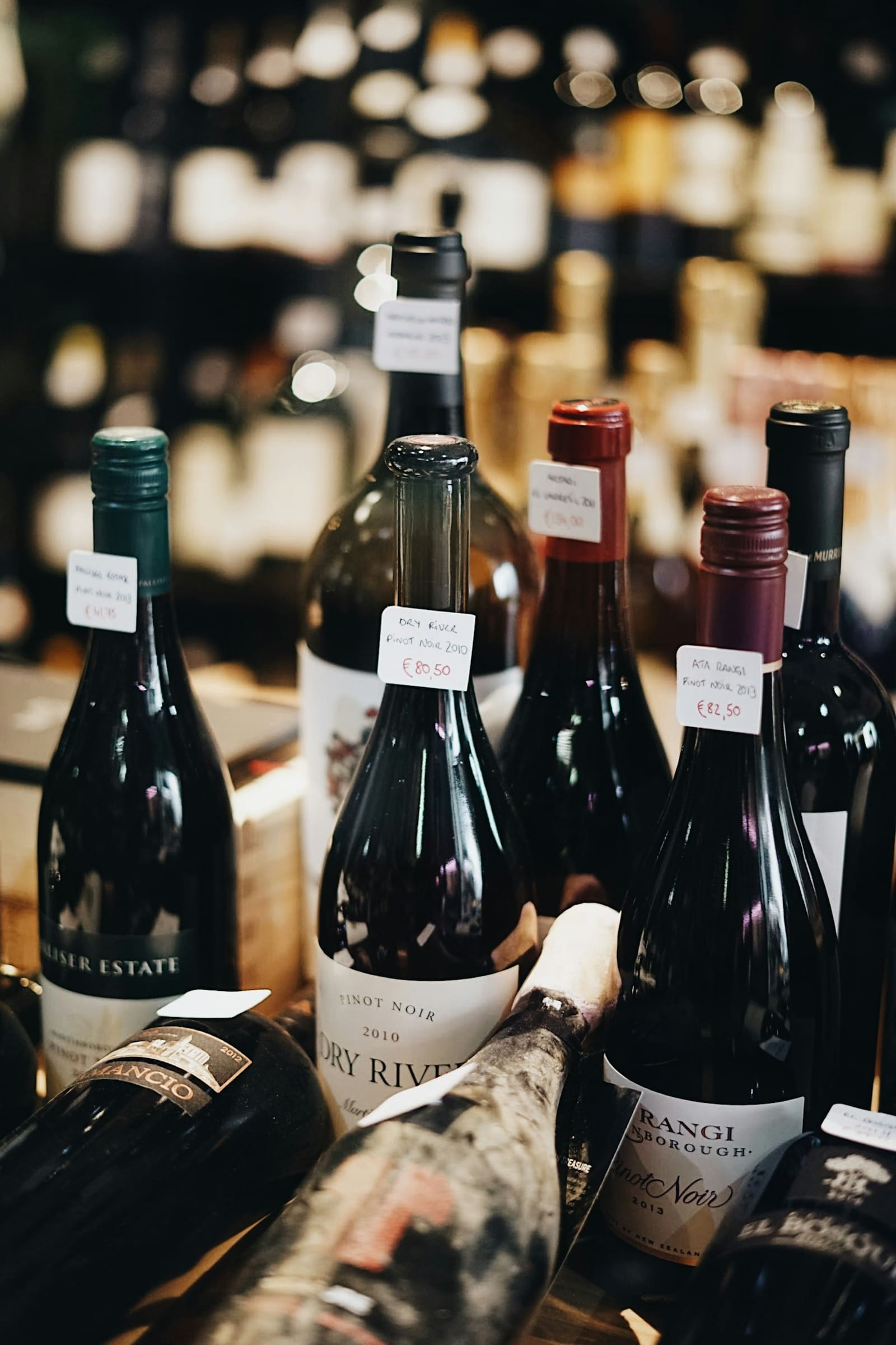 Bouteilles de vin étiquetées en rayon