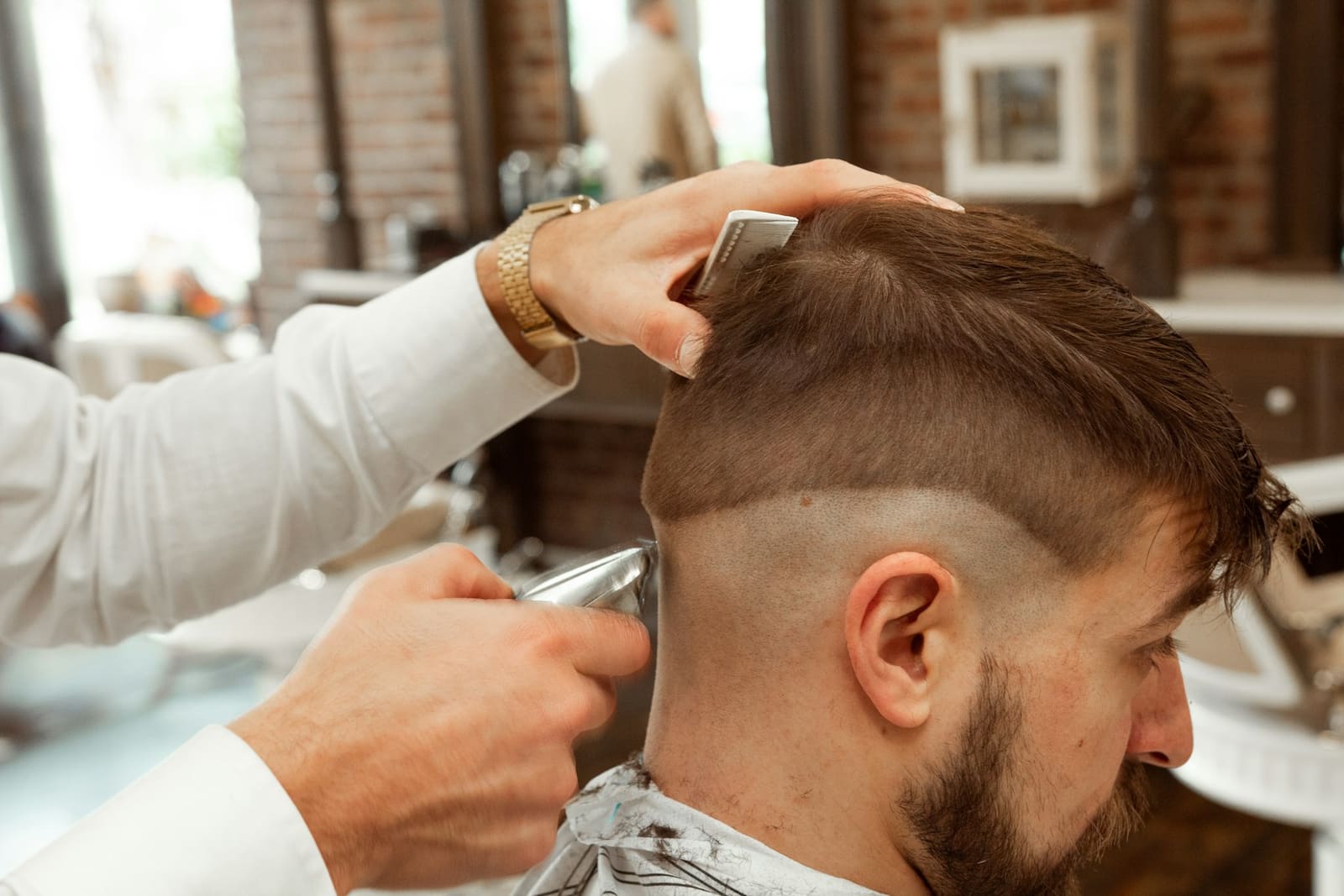 Barbier réalisant un dégradé