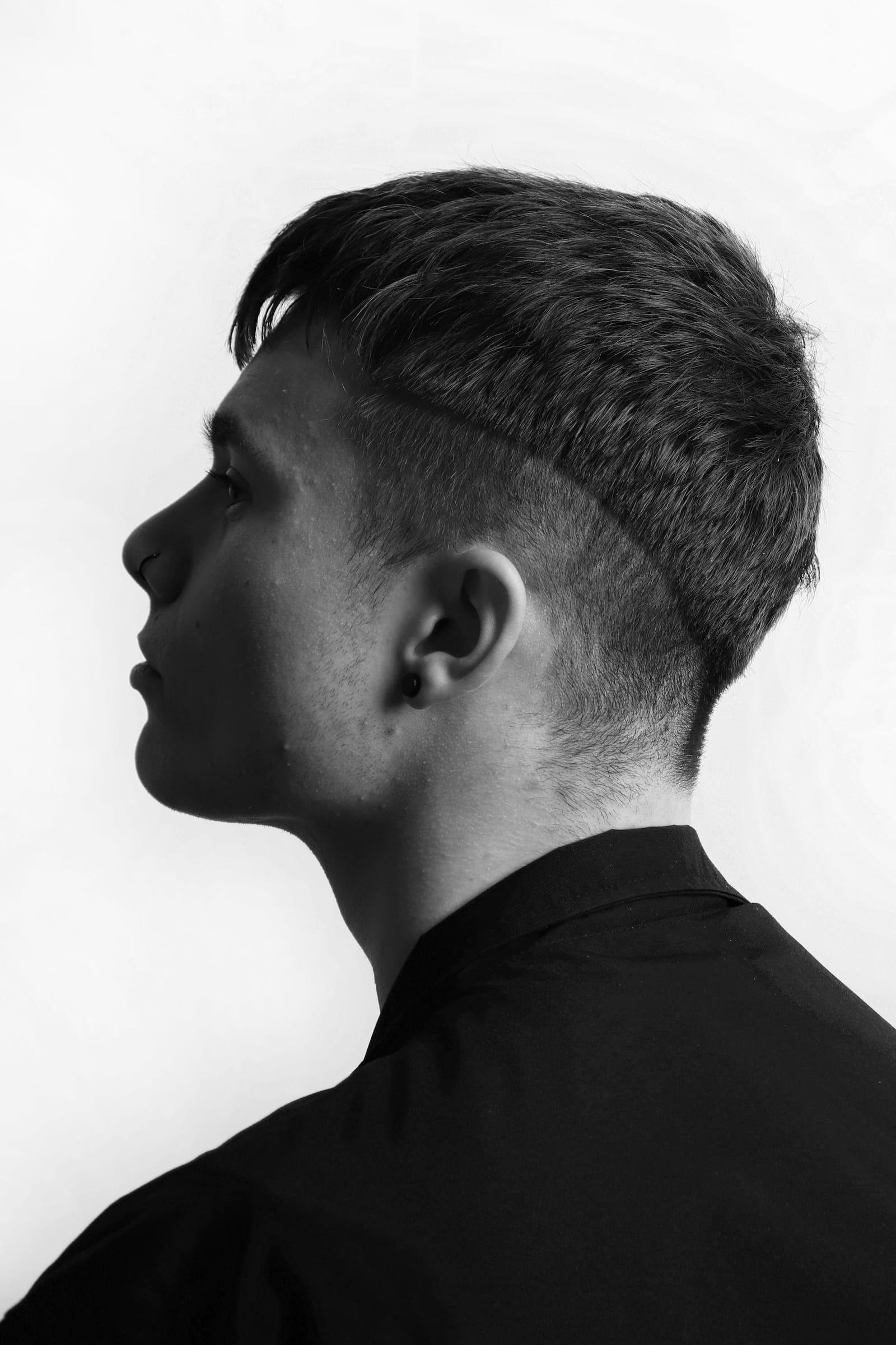 Portrait noir et blanc après une coupe courte