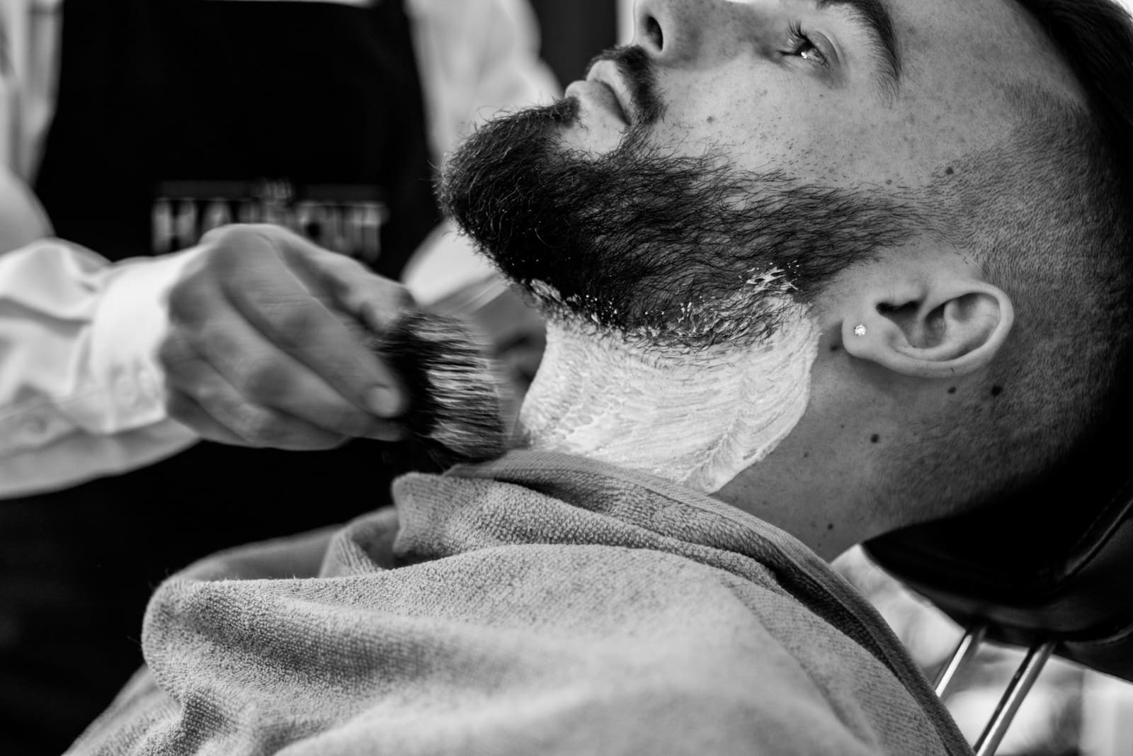 Rasage à la mousse d'un homme barbu