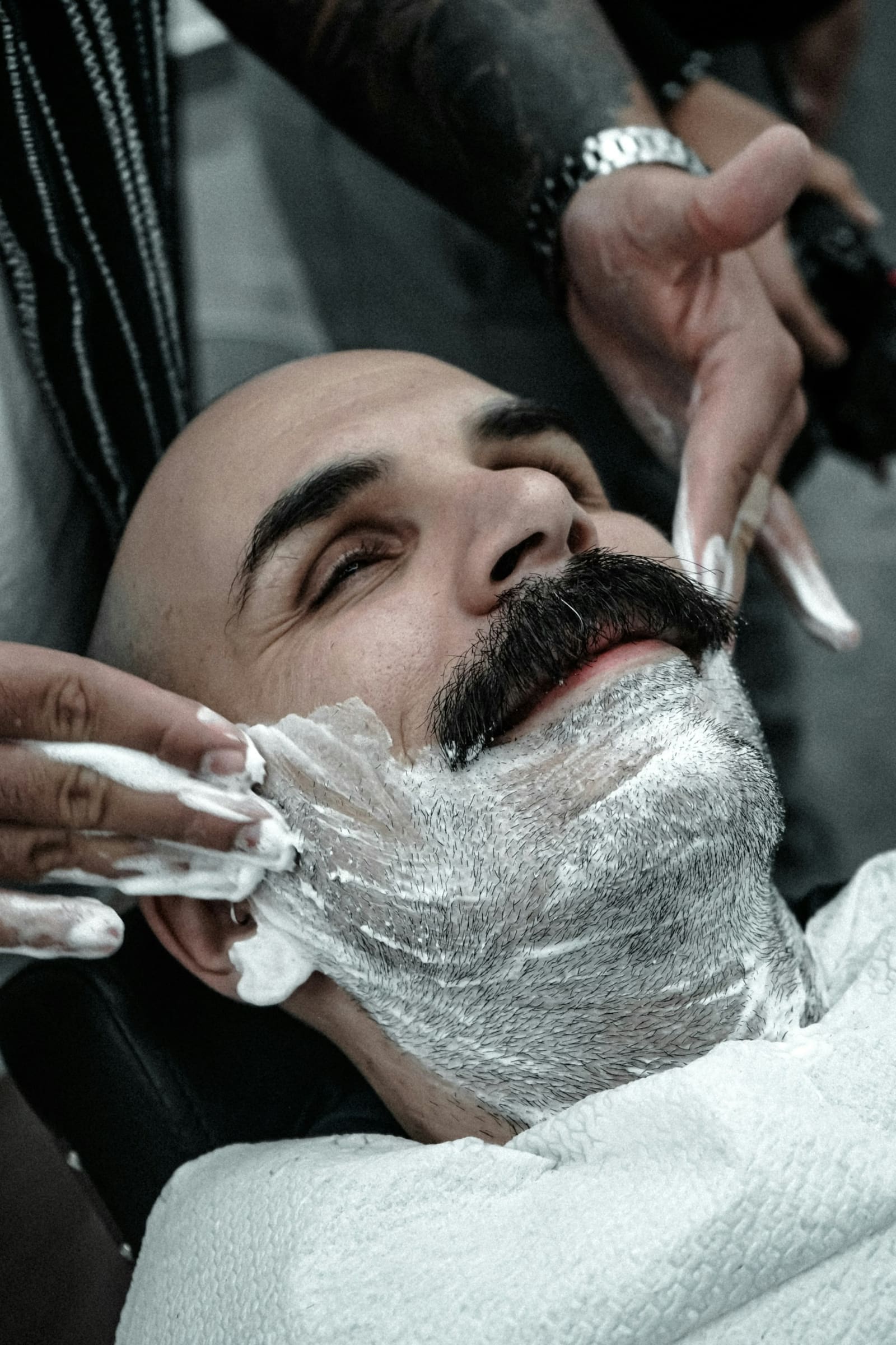 Coupe à la tondeuse dans le salon