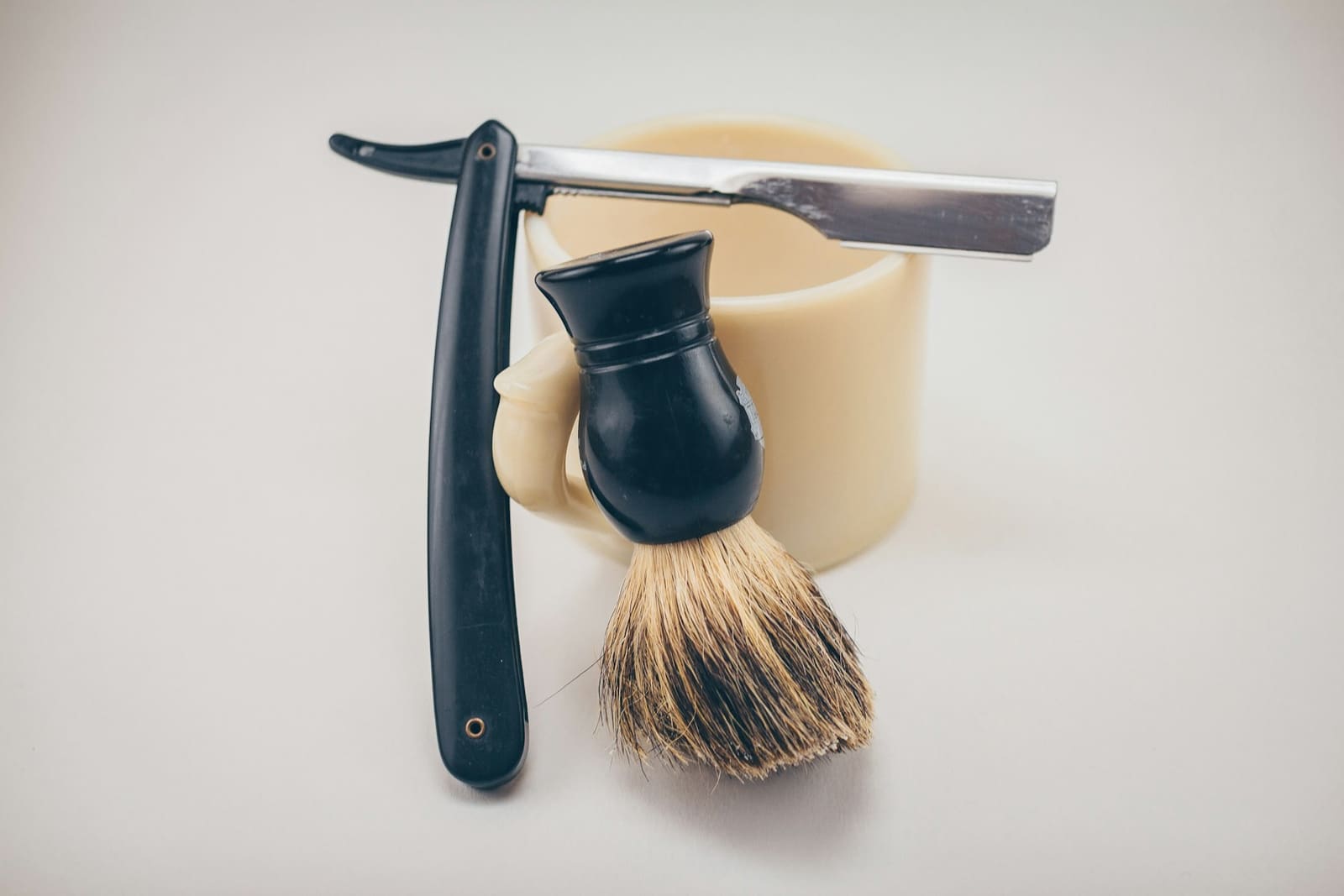 Coupe-chou, blaireau et bol de savon