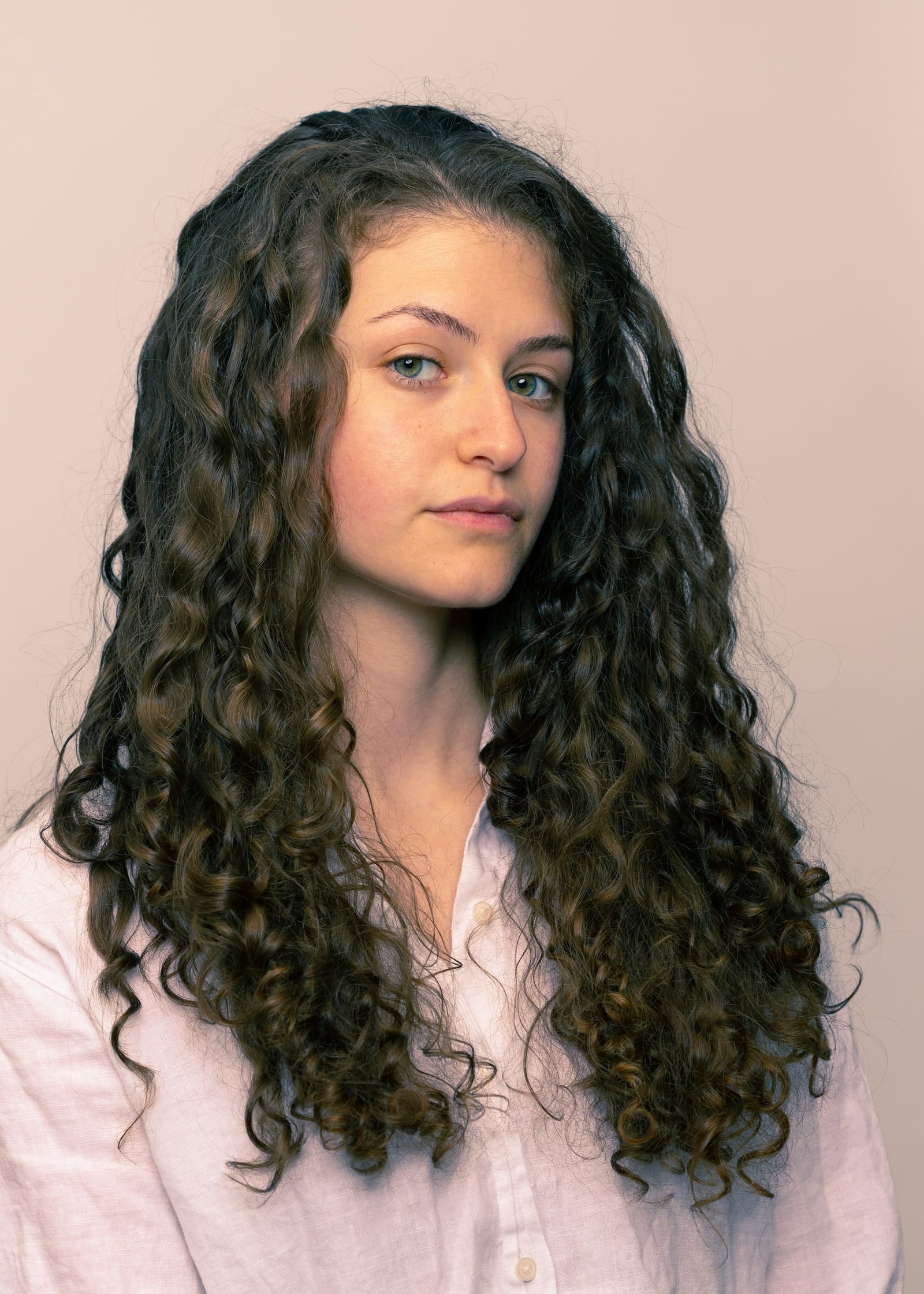 Femme aux longs cheveux bouclés