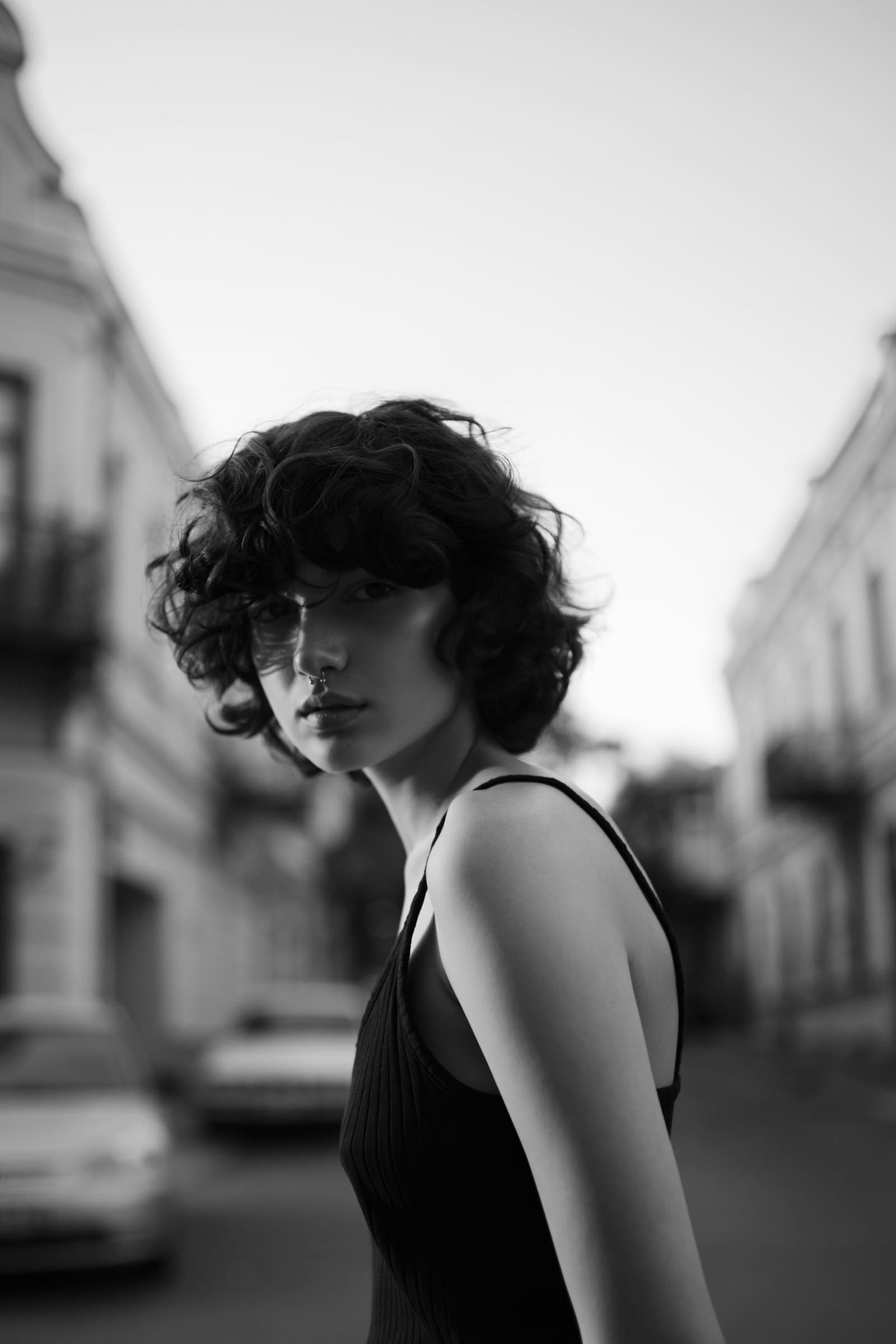 Portrait noir et blanc, carré court bouclé