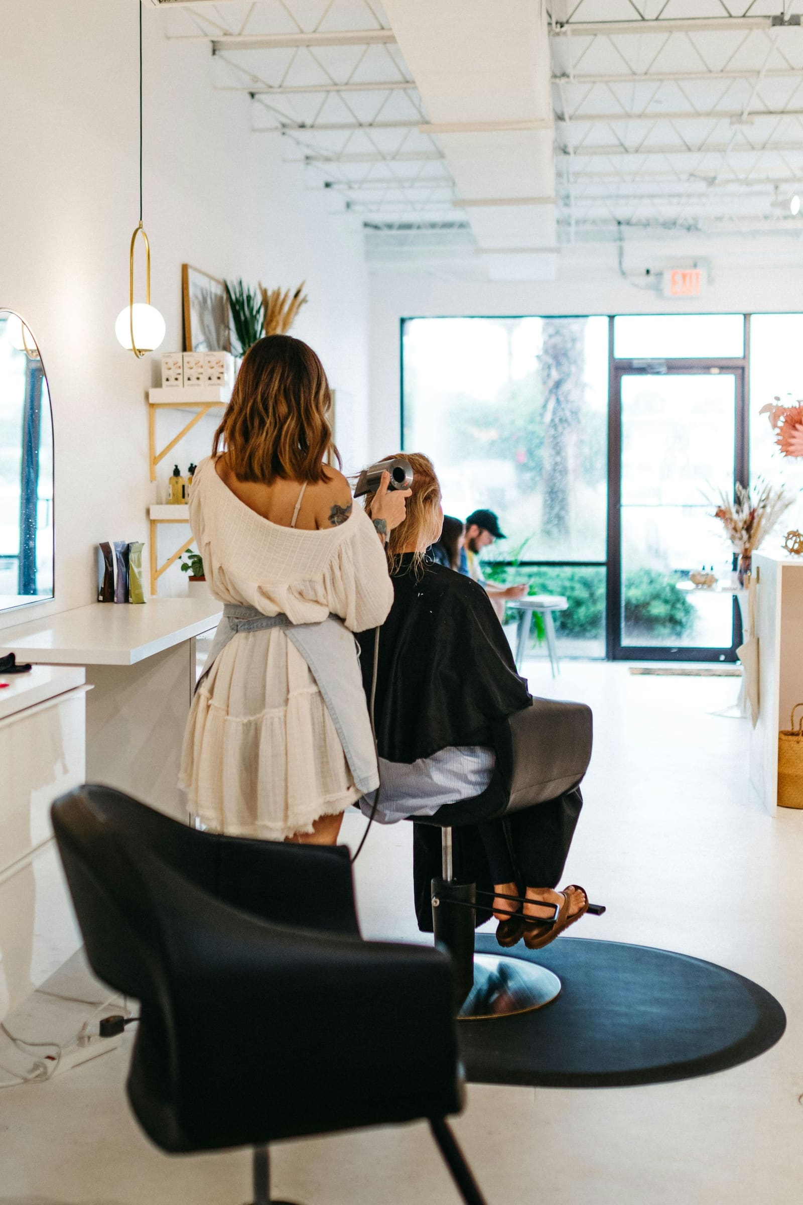 Cliente pendant sa coiffure