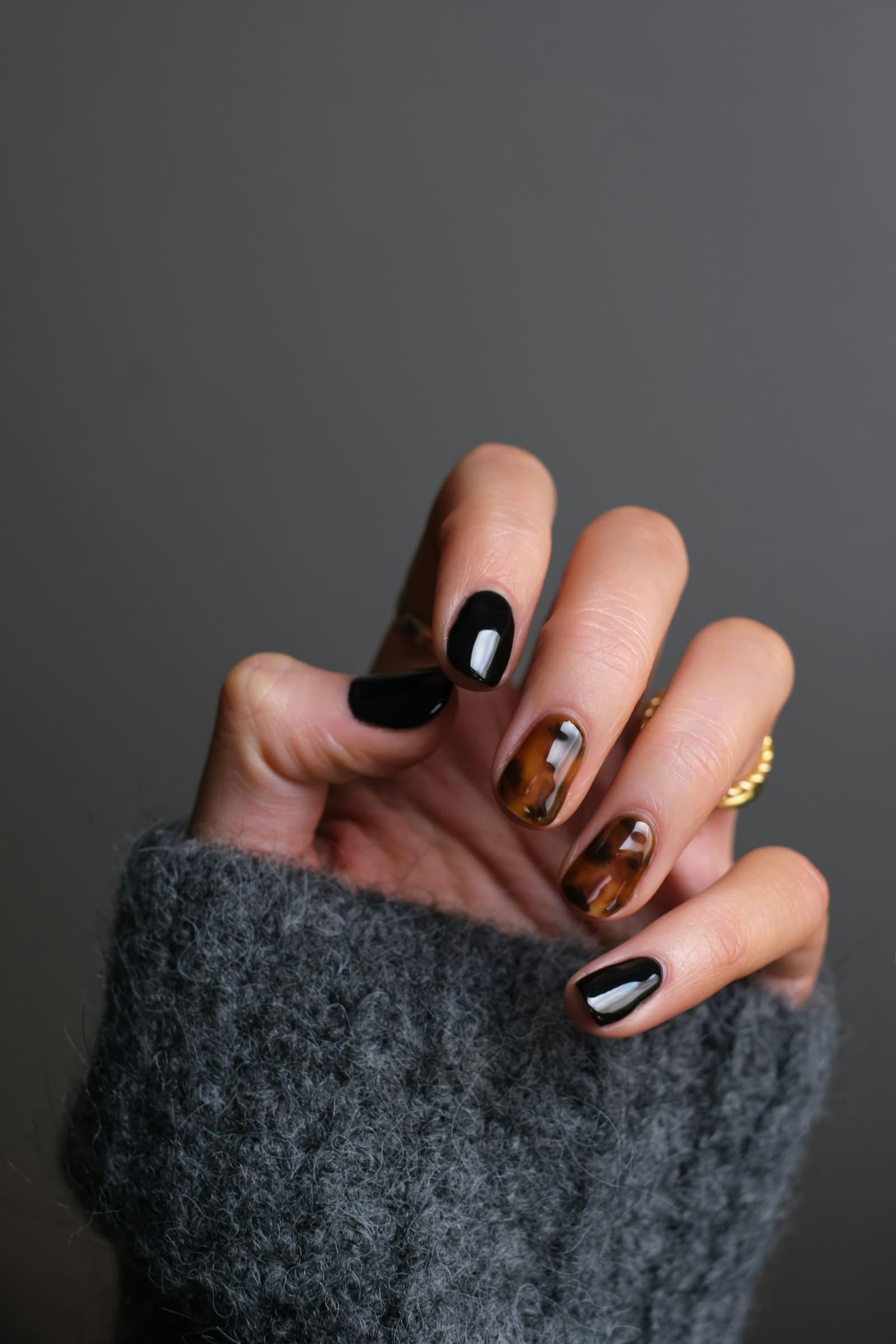 Ongles noirs et écaille de tortue