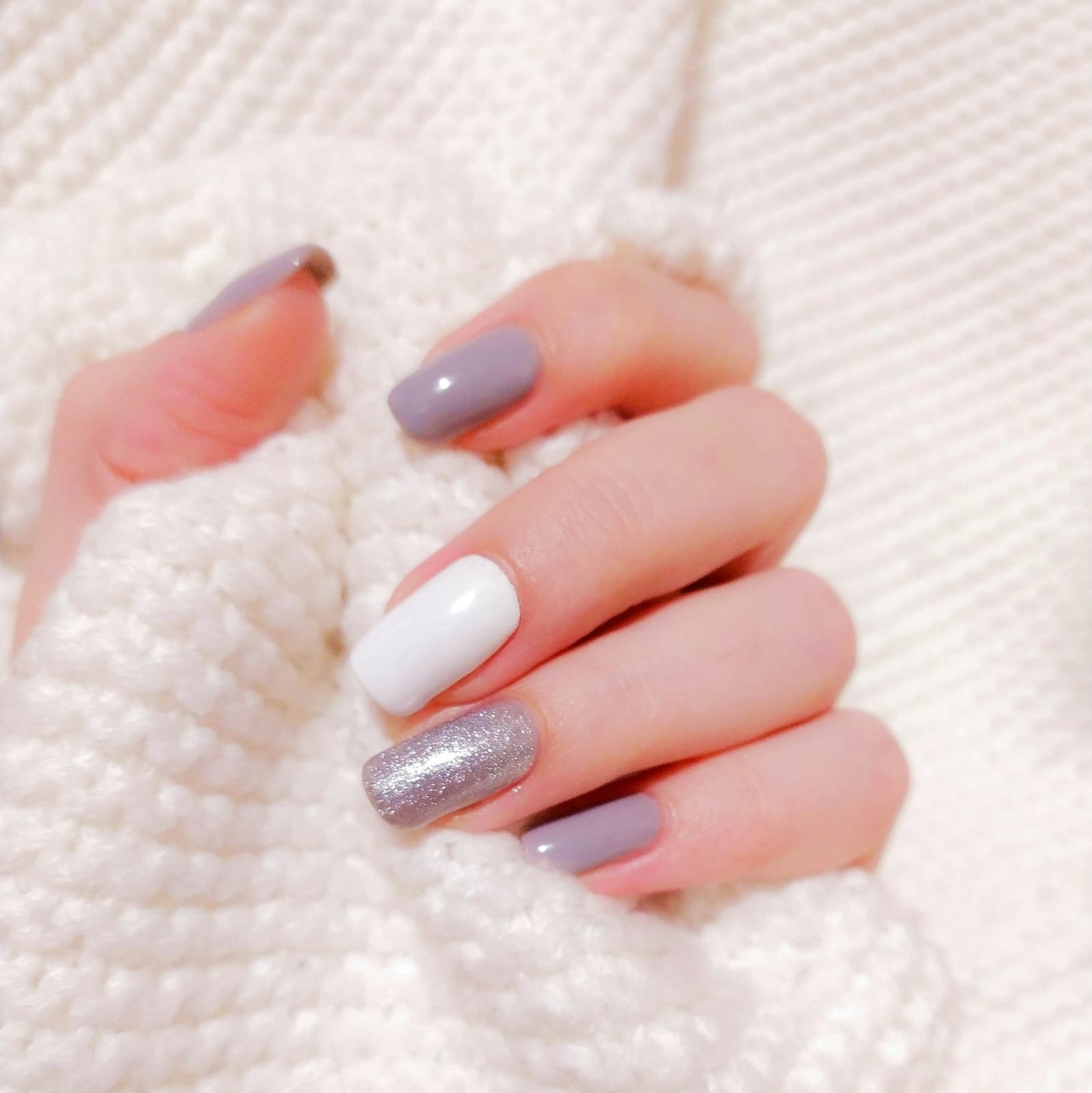 Ongles mauve, blanc et paillettes argentées