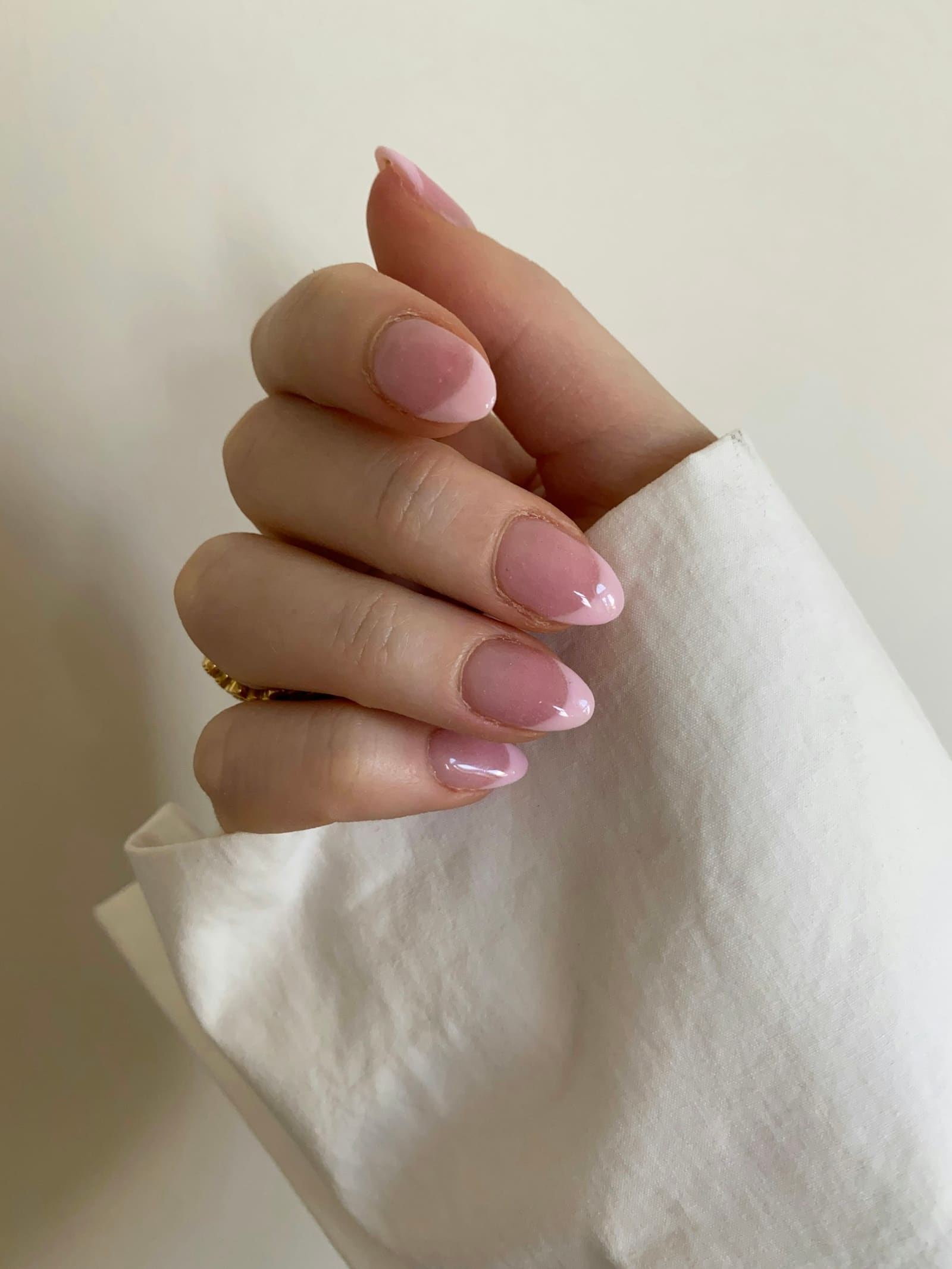 Manucure rose sur textile blanc