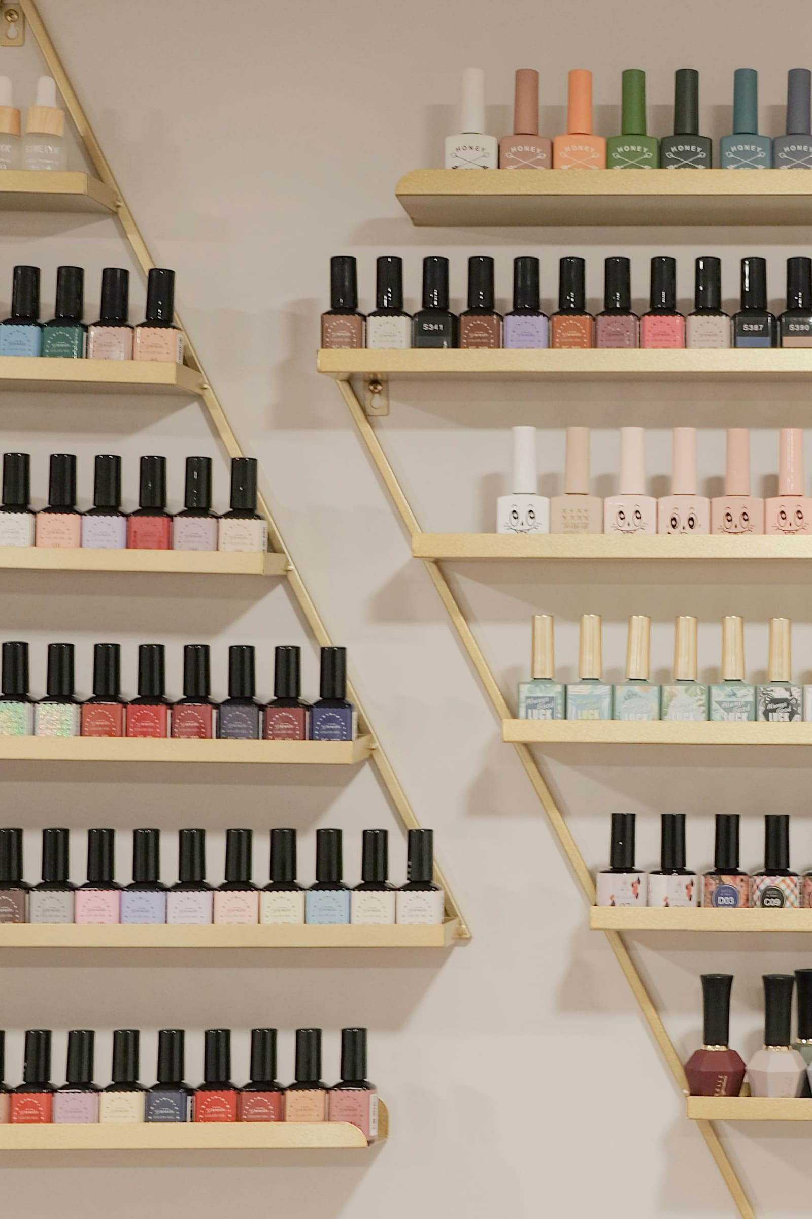 Flacons de vernis colorés sur étagères dorées