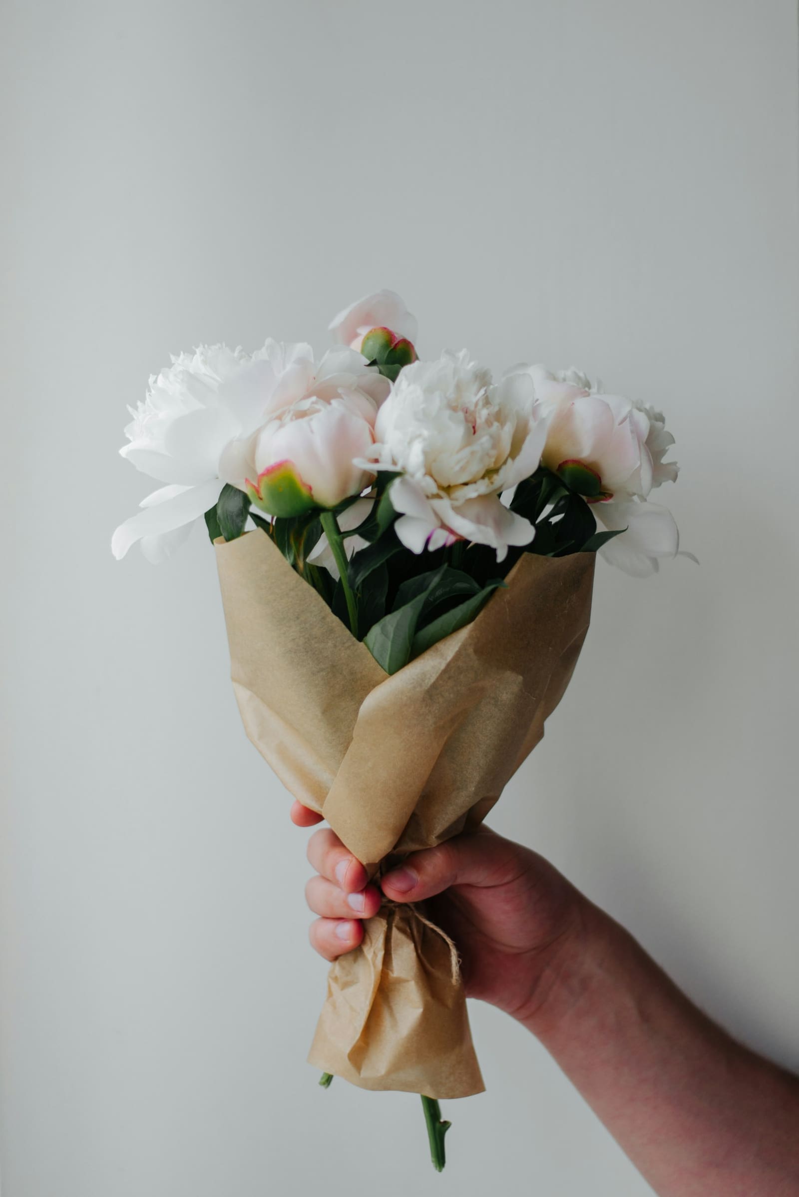 Bouquet généreux de roses blanches et beiges