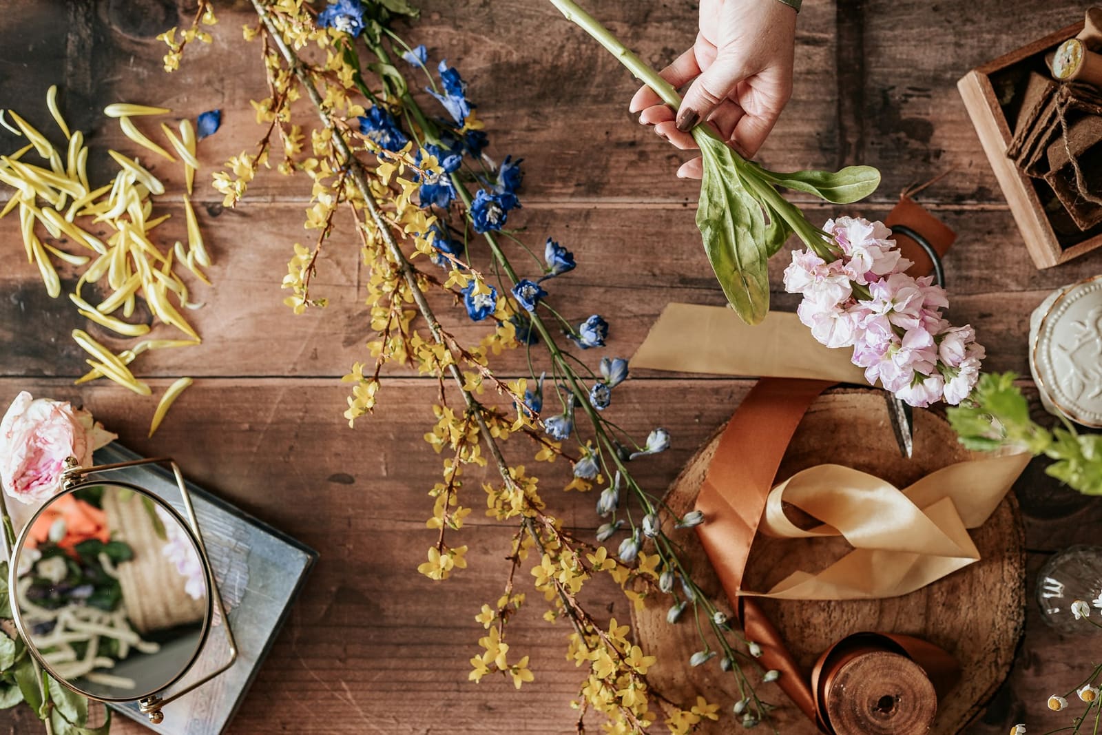 Composition de fleurs bleues et blanches