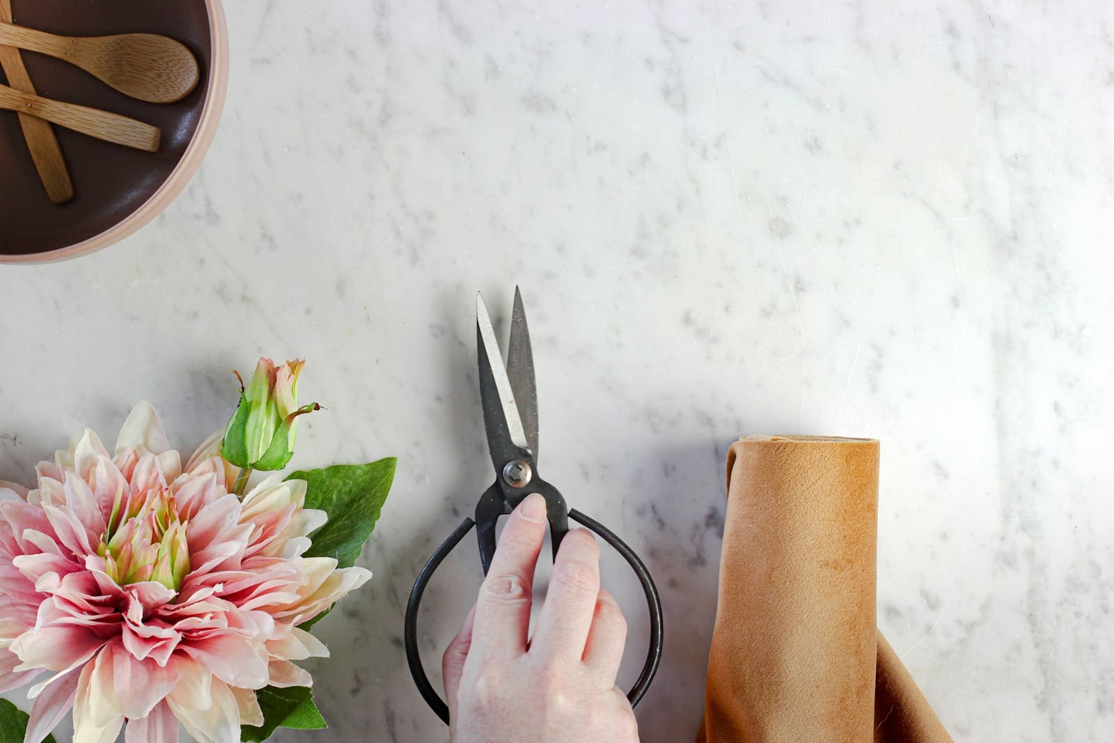 Sécateur et fleurs coupées sur un plan de travail