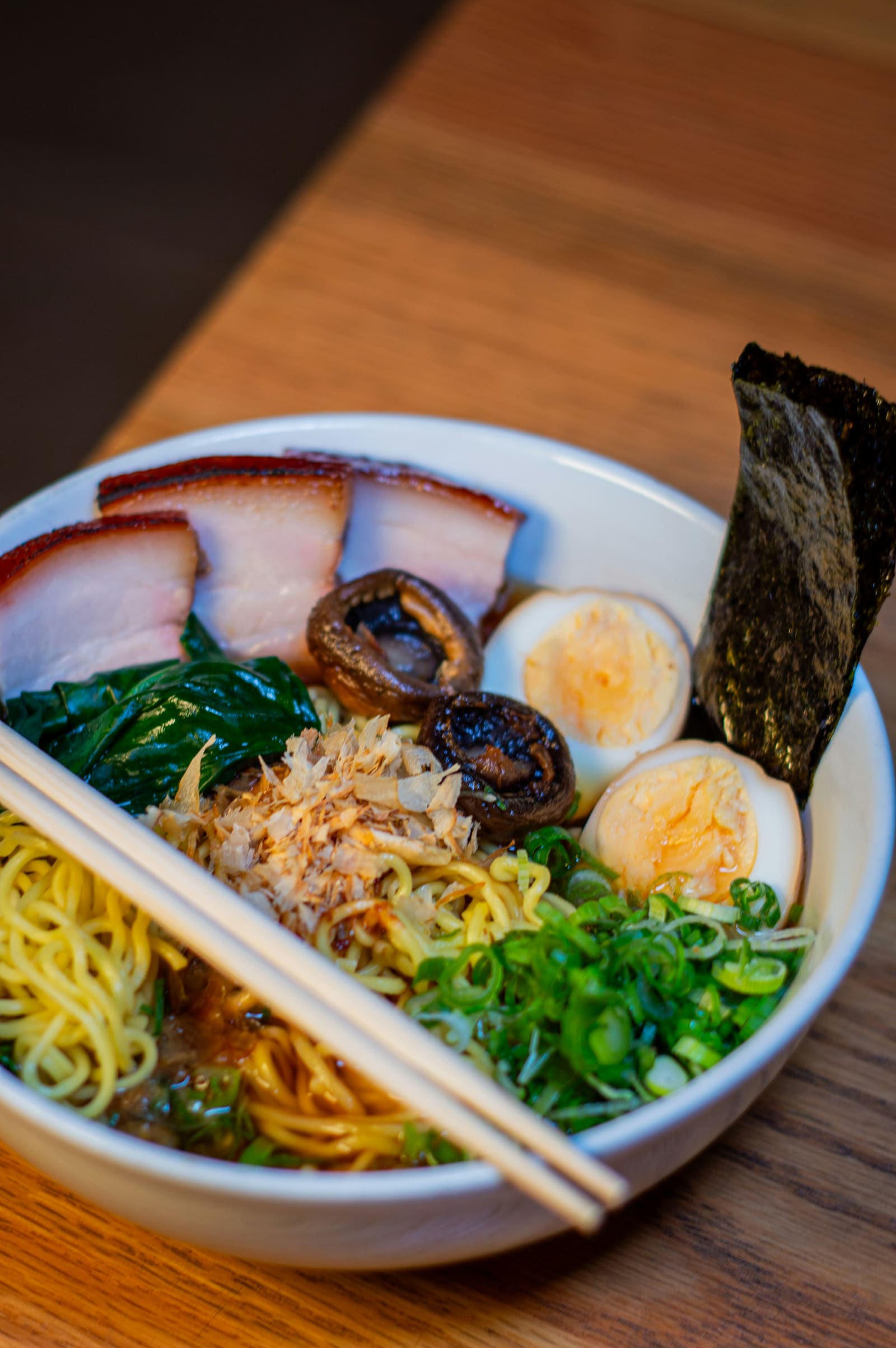 Bol de ramen vu du dessus avec œuf mariné et chashu