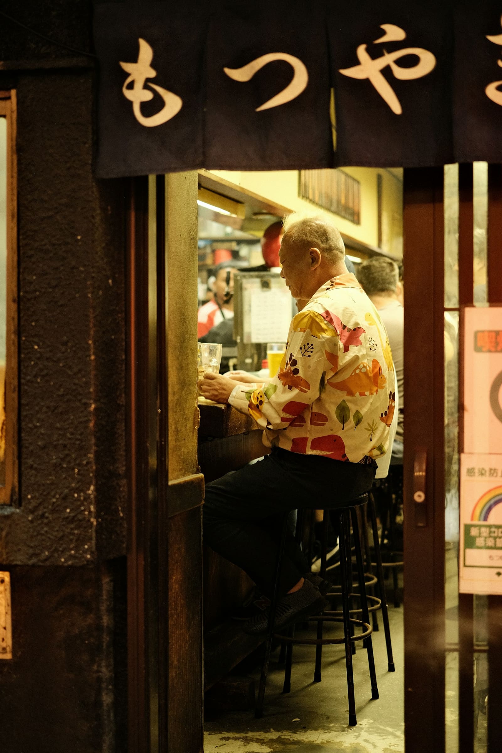 Client assis au comptoir d'un restaurant de ramen