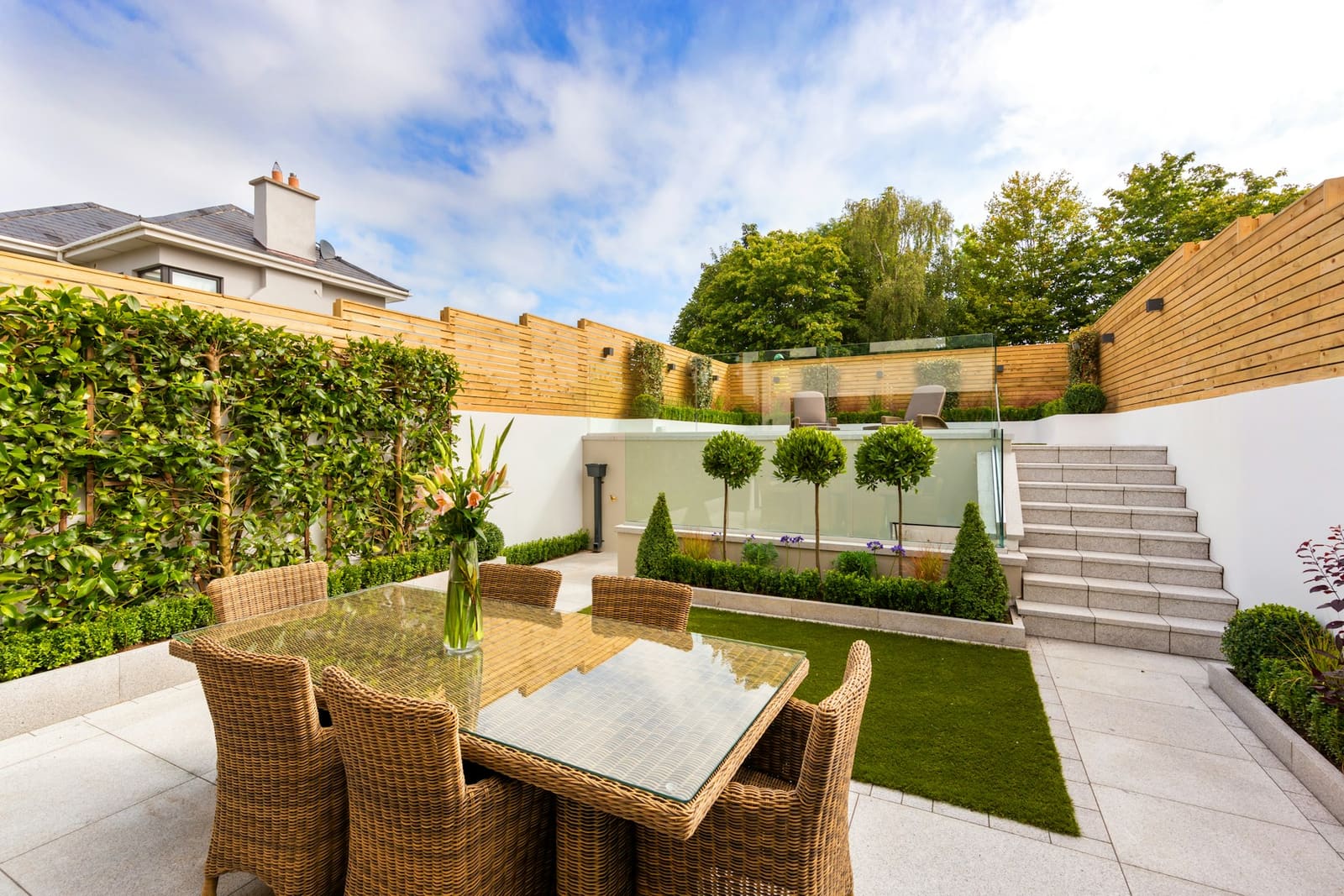 Terrasse aménagée avec table et jardinières