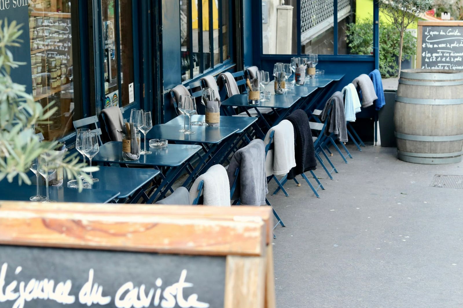 Terrasse du bistrot avec son ardoise