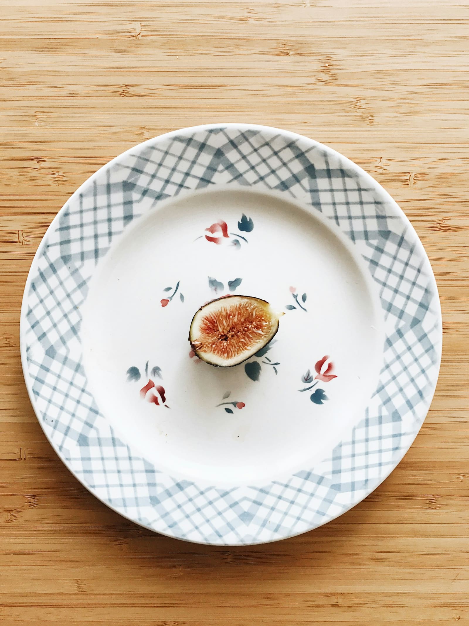 Figue sur une assiette à carreaux