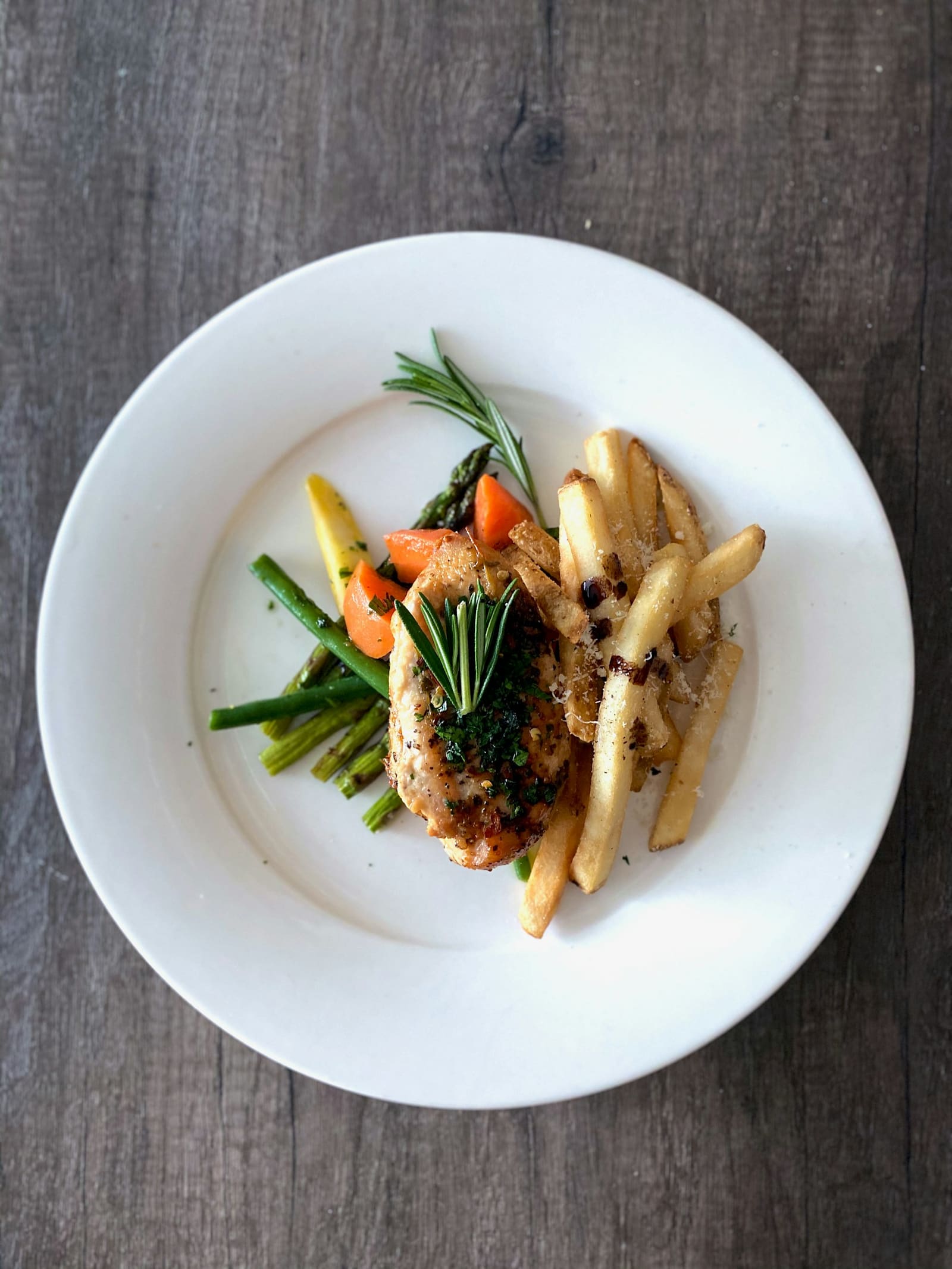 Volaille rôtie et légumes