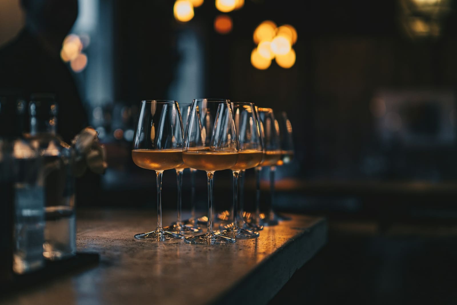 Verres de vin alignés sur le comptoir